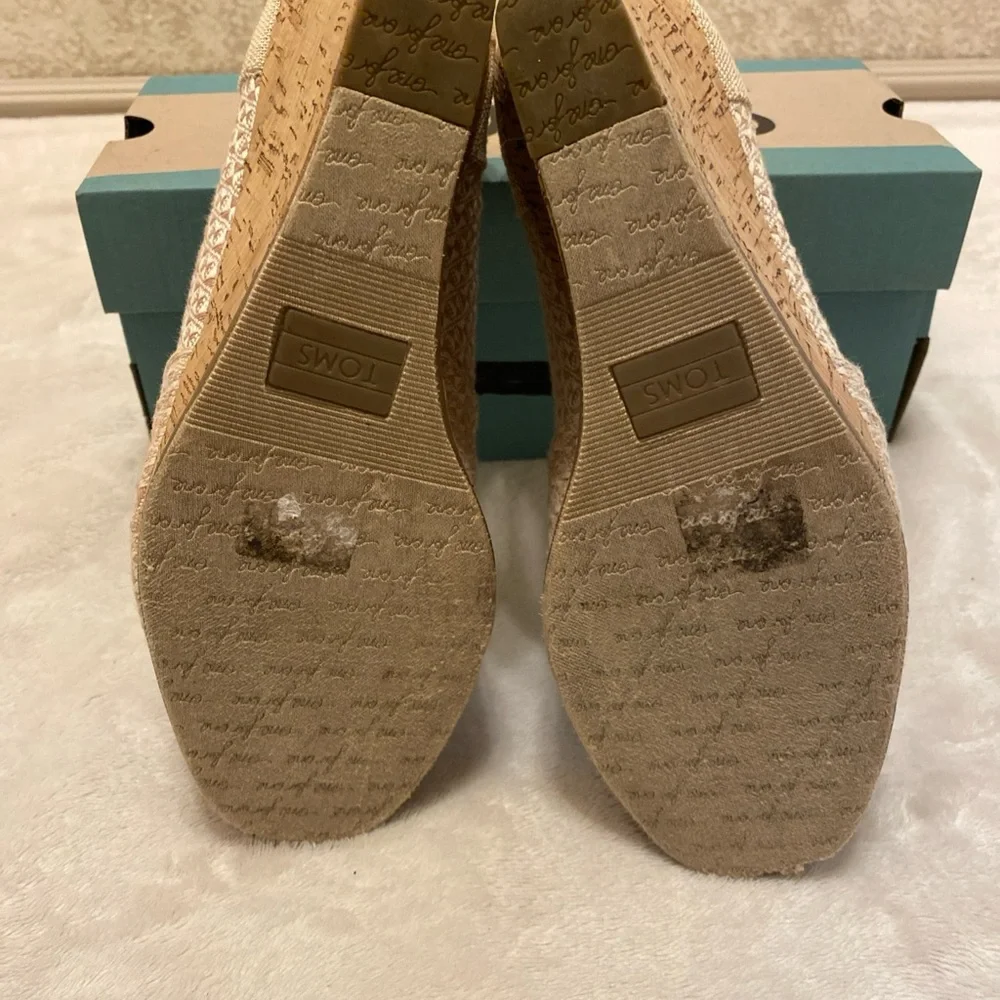 TOMS Women's  Beige Triangle Bow Cork Wedges